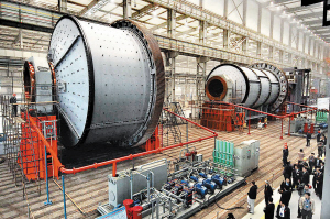 昨日，在100多名國內(nèi)外知名企業(yè)代表的關(guān)注下，國內(nèi)最大規(guī)格的半自磨機(jī)和球磨機(jī)，在中信重工成功試車并交付用戶。