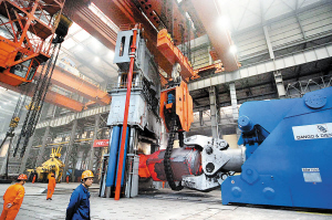 中信重工1.85萬噸自由鍛造油壓機(jī)組鍛造重達(dá)438噸的支撐輥，標(biāo)志著我國大型自由鍛件的鍛造能力達(dá)到世界先進(jìn)水平。