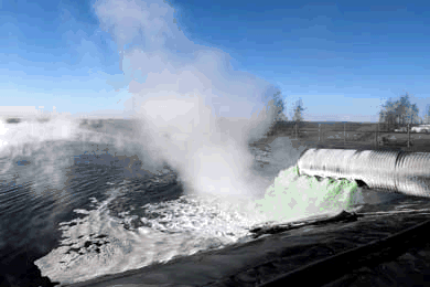 利用生物堆浸法，從礦石中將鎳分離出來(lái)，產(chǎn)生翠綠色液體。