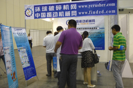 來(lái)環(huán)球破碎機(jī)網(wǎng)展臺(tái)咨詢(xún)的人群1