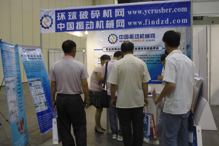 來(lái)環(huán)球破碎機(jī)網(wǎng)展臺(tái)咨詢(xún)的人群2