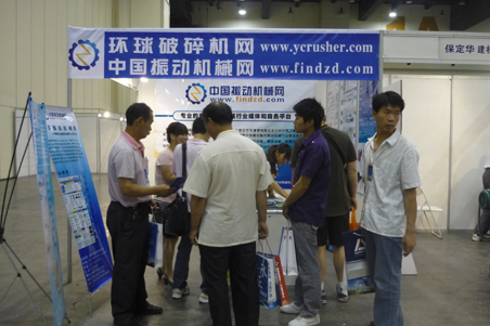 來(lái)環(huán)球破碎機(jī)網(wǎng)展臺(tái)咨詢(xún)的人群3