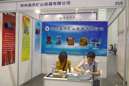 參展人員在整理企業(yè)資料