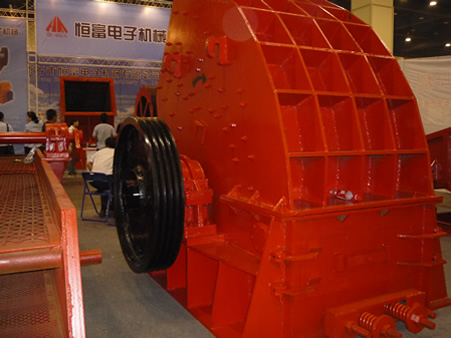 新鄉(xiāng)恒富電子機(jī)械錘式破碎機(jī)