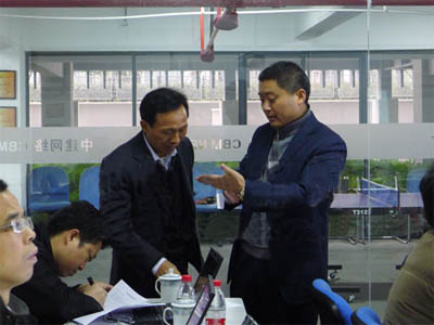 破碎機(jī)錘頭等配件網(wǎng)絡(luò)招標(biāo)會(huì)上評(píng)議員正在激烈地討論