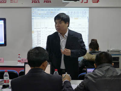 華潤(rùn)水泥運(yùn)營(yíng)機(jī)械總工雷豐收與現(xiàn)場(chǎng)各評(píng)議人員交流