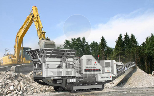 正在對(duì)建筑垃圾破碎的移動(dòng)式破碎機(jī)