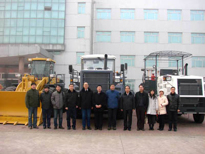 鑒定山東德工&ldquo;PSJ230水泥路面破碎機&rdquo;項目的專家合影