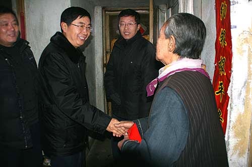 萊蕪煤機(jī)公司領(lǐng)導(dǎo)走訪慰問困難職工和離休干部遺屬