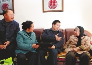 秦光榮在麒麟?yún)^(qū)云南機(jī)器二廠走訪(fǎng)慰問(wèn)困難企業(yè)職工