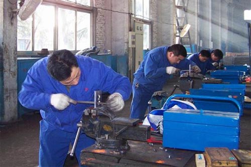 萊蕪煤機往屆技術(shù)比武鉗工專業(yè)的比賽現(xiàn)場