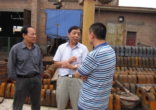 洛陽致力董事長王志宏（左）周平安教授（中）和王大偉總經(jīng)理（右）一起探討升級改造方案