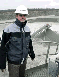 一整套新型移動(dòng)式破碎篩分站替代原有的3臺(tái)舊的破碎設(shè)備后，其卓越的生產(chǎn)能力使采礦生產(chǎn)部經(jīng)理Riho Isk&uuml;l先生笑逐言開(kāi)。