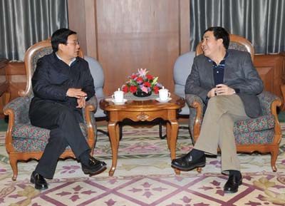 中信集團副董事長兼總經理田國立和洛陽市委副書記、代市長李柳身親切的交流會談