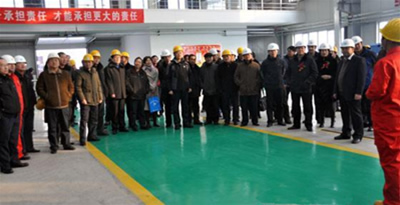 在機(jī)械加工車間參觀