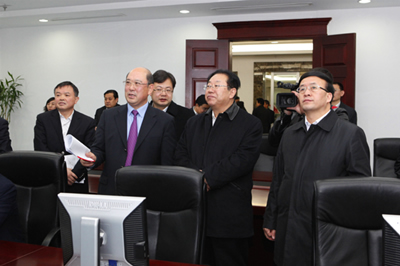 海螺郭董事長(zhǎng)陪蘭州考察團(tuán)參觀了公司生產(chǎn)調(diào)度中心和在利用水泥窯爐處理城市生活垃圾等方面的創(chuàng)新成果