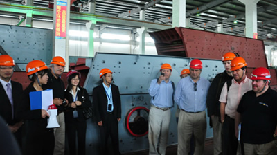 針對產(chǎn)品進行解說交流