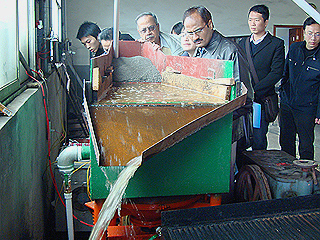 客戶參觀跳汰機及搖床工作情況