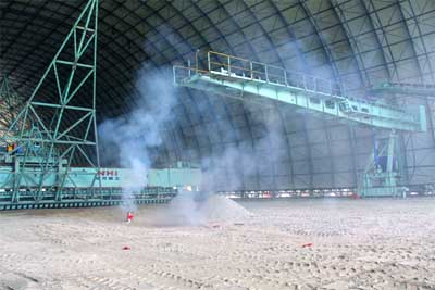 經(jīng)過破碎機(jī)設(shè)備破碎后的石灰石被堆料機(jī)順利下料