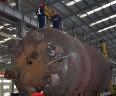 在特種設(shè)備車間參觀