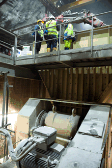 使用大型給料溜槽和給料機(jī),為美卓C160顎式破碎機(jī)給料