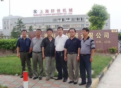 岳經(jīng)理與朝鮮客戶拍照留影