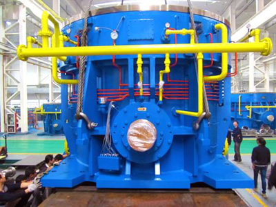 南京高精傳動(dòng)設(shè)備研制的國(guó)內(nèi)功率最大的雙行星立式磨機(jī)減速機(jī)在車(chē)間裝配現(xiàn)場(chǎng)