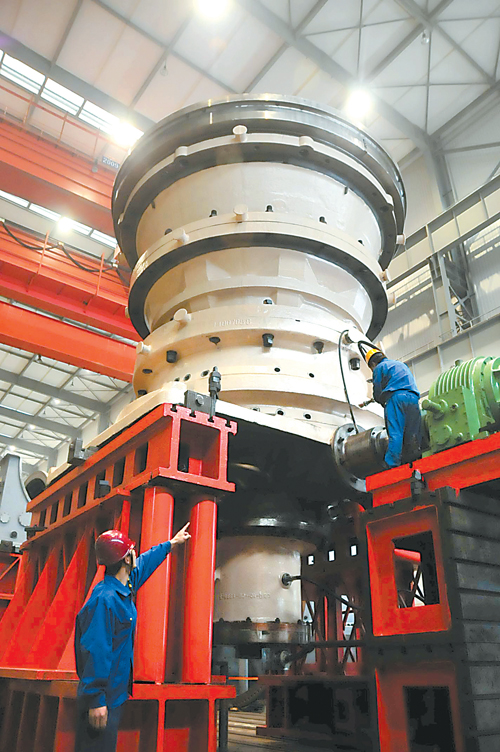 中信重工自制國(guó)內(nèi)最大的PXZ1500II液壓旋回破碎機(jī)成功試車