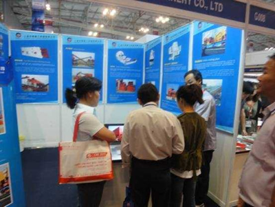 公司同事正在向越南客戶詳細(xì)講解新型制砂機(jī)的優(yōu)點(diǎn)