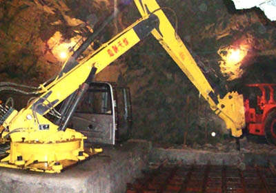 驚天液壓多功能液壓破拆裝備之固定式液壓破碎機(jī)施工現(xiàn)場