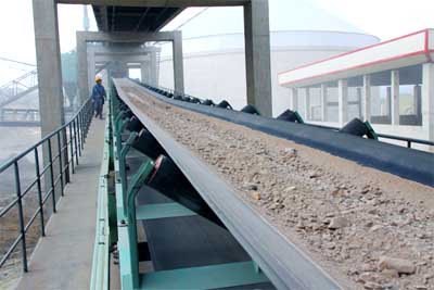 石灰石經(jīng)皮帶運(yùn)輸至破碎機(jī)設(shè)備口破碎