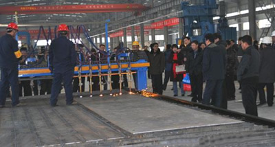 在特種設(shè)備車間參觀