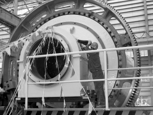 交付儀式上工人啟動球磨機進行試運轉