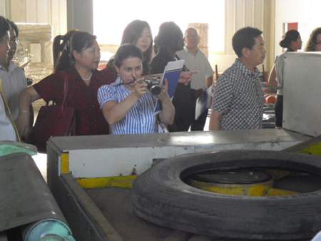 東歐及非洲工商會官員參觀中贏橡膠廢舊輪胎生產(chǎn)線