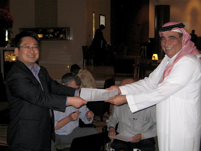 中材節(jié)能副總裁葛立武、奈季蘭水泥有限公司董事長Mr. Mohamed Aballala先生在協(xié)議書上簽字