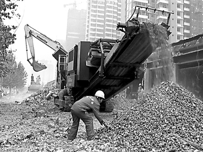 破碎機(jī)正在對(duì)建筑垃圾進(jìn)行回收處理