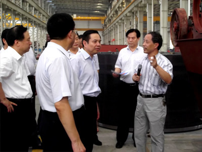 苗董事長及公司領(lǐng)導(dǎo)陪同李副省長（前排中間）視察車間