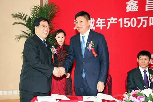 于寶池總經(jīng)理與聞志剛董事長(zhǎng)在項(xiàng)目合同上簽字