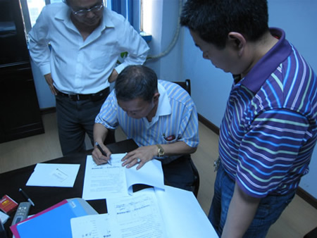 臺灣客商訂購河南中贏橡膠廢舊輪胎處理生產(chǎn)線