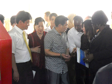 向東歐及非洲工商會官員詳細(xì)講解公司廢舊輪胎生產(chǎn)線流程