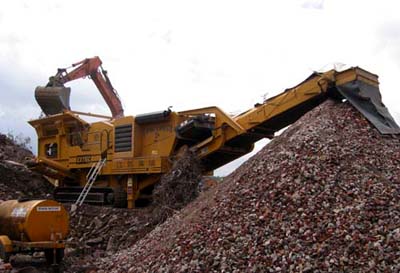 利用移動破碎站對建筑垃圾進行破碎現(xiàn)場