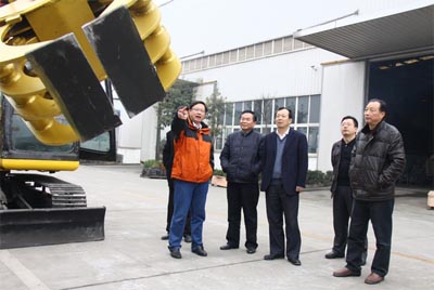 驚天液壓董事長羅銘為市科技局領導做項目介紹