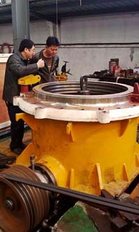 上海巍立路橋向客戶講解圓錐破碎機(jī)優(yōu)勢(shì)