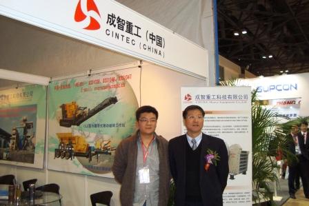 中國(guó)砂石協(xié)會(huì)秘書長(zhǎng)韓繼先先生(右)蒞臨成智重工展位