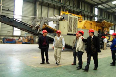 向客戶講解成智重工的移動破碎站