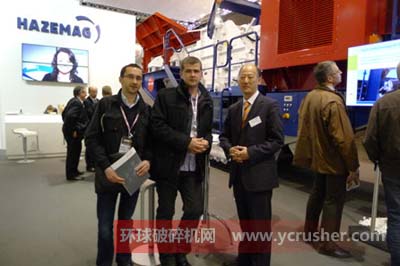 參展人員現(xiàn)場(chǎng)向上海山美咨詢(xún)破碎機(jī)相關(guān)問(wèn)題