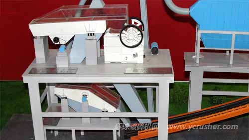 生產(chǎn)線模型中的破碎機(jī)、振動(dòng)篩、輸送機(jī)設(shè)備