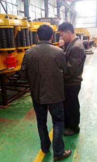 參觀上海魏立路橋的圓錐破碎機(jī)生產(chǎn)車(chē)間