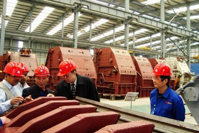 客戶參觀成智重工的破碎機生產(chǎn)車間