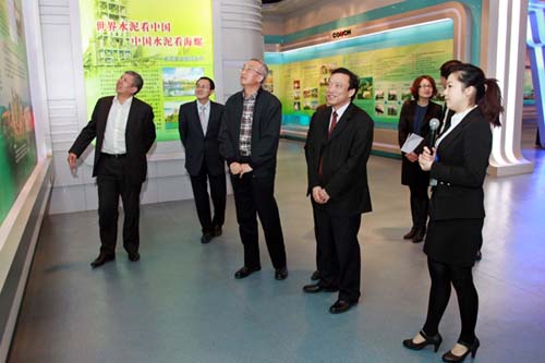 中信重工參觀海螺集團(tuán)展廳，了解海螺集團(tuán)發(fā)展歷程和經(jīng)營(yíng)情況